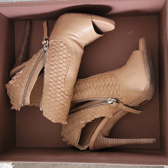 Size 7B coach heels.  Leather. - Picture 5 of 5